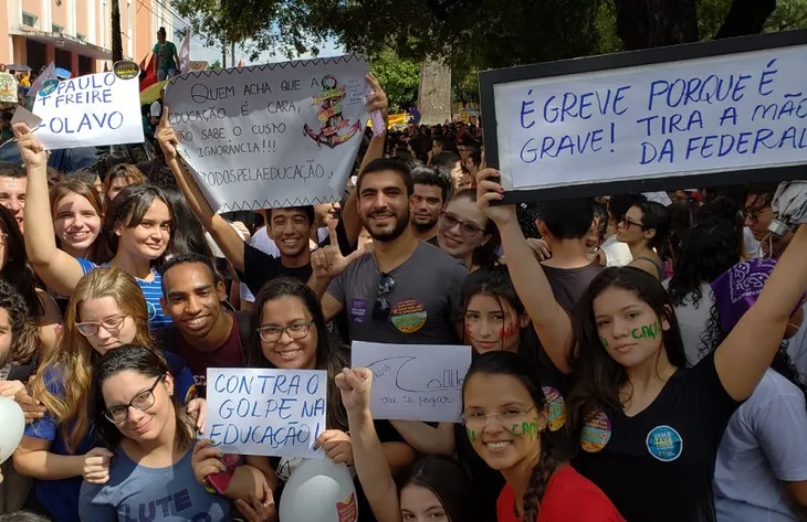 5894 44515 - Frases De Protesto Educação