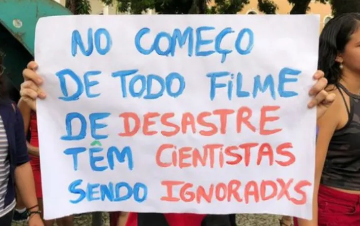 5894 44522 - Frases De Protesto Educação