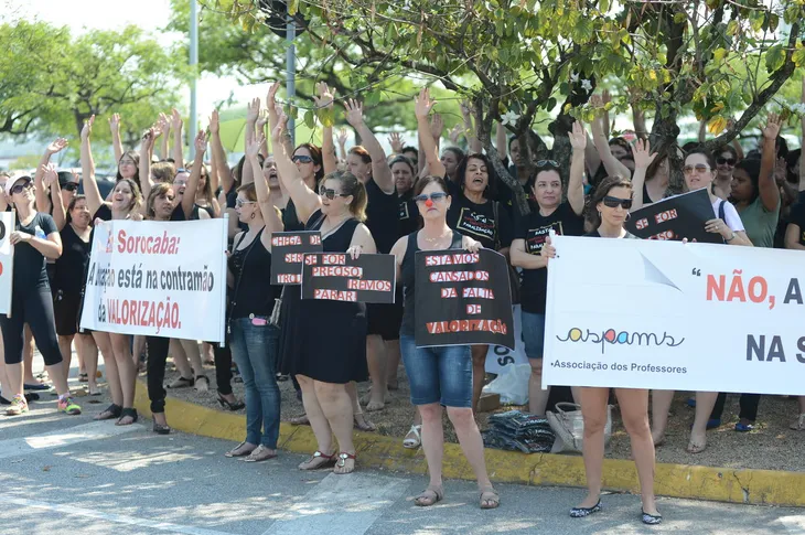 5894 44526 - Frases De Protesto Educação