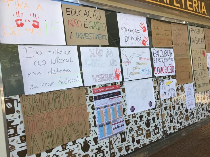 5894 44533 - Frases De Protesto Educação